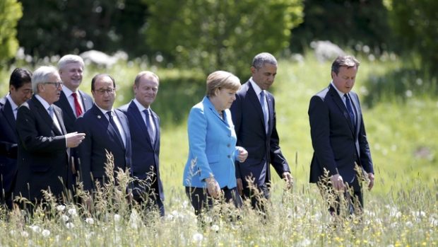 Zleva: Shinzo Abe, Jean-Claude Junker, Stephen Harper, François Hollande, Donald Tusk, Angela Merkelová, Barack Obama a David Cameron na G7