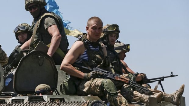 Příslušníci ukrajinských ozbrojených sil na obrněném transportéru u Doněcku (ilustrační foto)