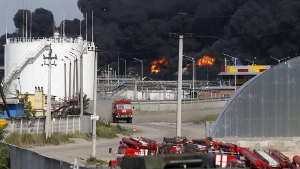 Nedaleko Kyjeva hořely ropné sklady, nejméně čtyři lidé zemřeli