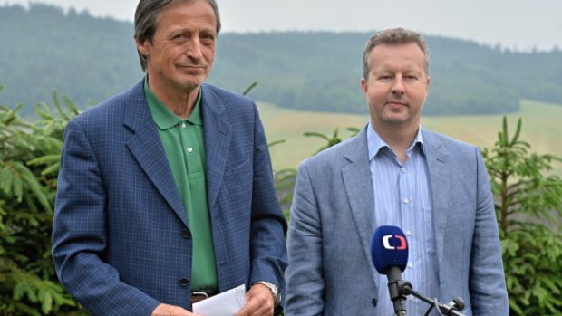 Ministři Martin Stropnický a Richard Brabec po jednání v Jincích na Příbramsku