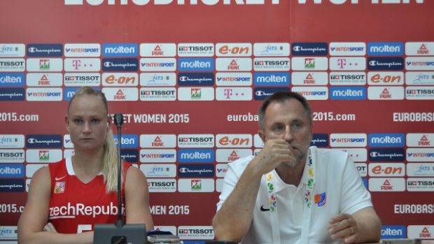 Michaela Stejskalová a Lubor Blažek na tiskové konferenci po zápase s Černou Horou