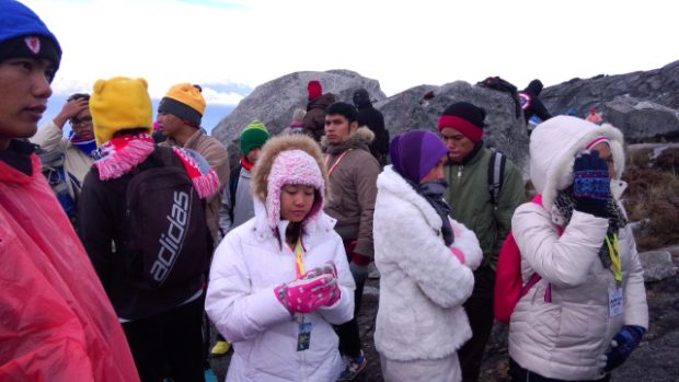 Turisté, kteří po zemětřesení uvízli na hoře Kinabalu