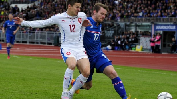 Václav Pilař (v bílém) bojuje s Gunnarssonem z Islandu v kvalifikačním utkání o ME 2016