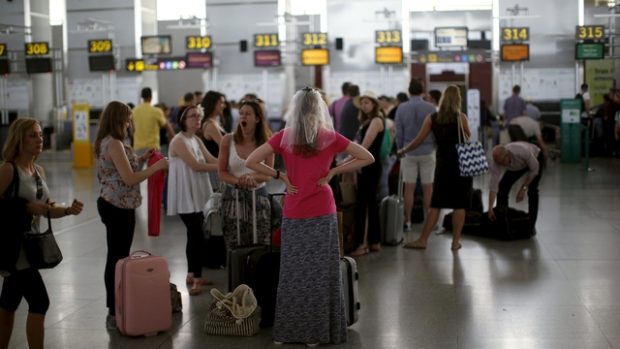 Cestující ve španělské Malaze čekají na odbavení