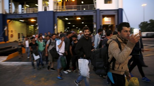 Ilegální uprchlíci vystupují z řeckého trajektu, který je přivezl do přístavu Pireus