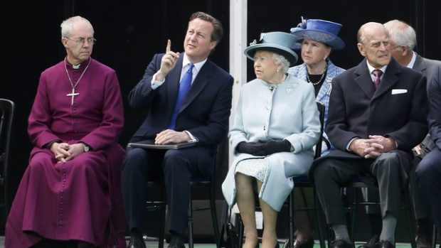 Britský premiér David Cameron s královnou Alžbětou II. a princem Filipem na oslavách 800. výročí vydání Magny Charty