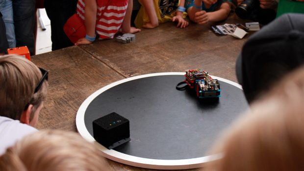 Robot Shadow je černá krabička z neviditelné hmoty, kterou nezachytí senzory ani nejšikovnějšího robota Kárlieho