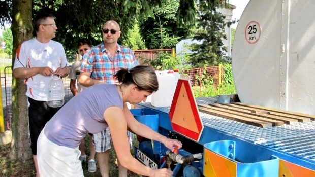 V Trnové u Prahy si teď lidé chodí pro pitnou vodu k cisternám