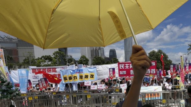 Symbolem protestujících zastánců demonstrantů v Honkongu je žlutý deštník