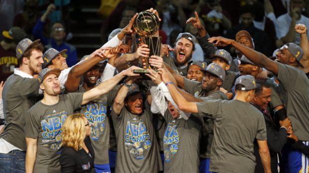 Hráči Golden State Warriors s trofejí pro šampiony zámořské NBA