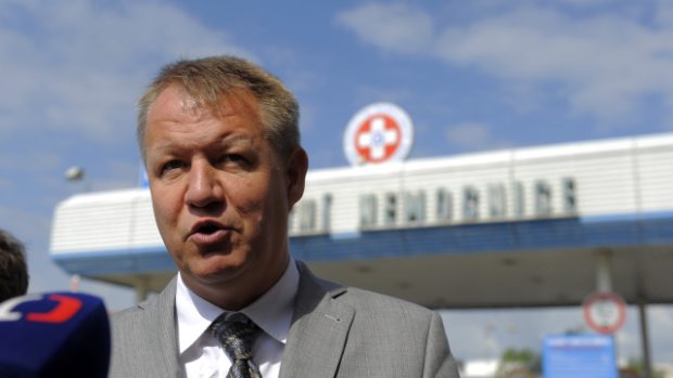Ministr zdravotnictví Svatopluk Němeček oznámil novinářům před nemocnicí v Hradci Králové negativní výsledky testů pacienta s podezřením na MERS