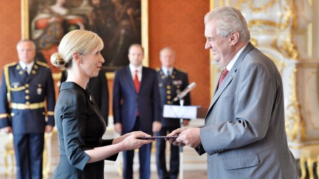 Kateřina Valachová při přebírání jmenovacího dekretu z rukou prezidenta Miloše Zemana