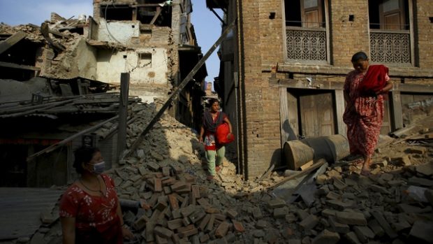 V důsledku  zemětřesení spadly po celém Nepálu statisíce budov