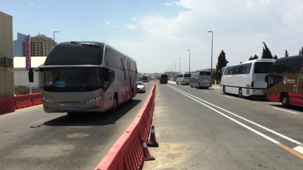 Autobusové nádraží pro novináře v těsné blízkosti olympijské vesnice na Evropských hrách kde k incidentu došlo