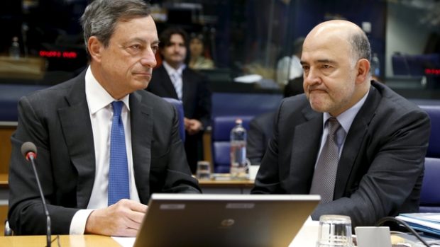 Jednání se zúčastnil i prezident ECB Mario Draghi (vlevo) a eurokomisař pro hospodářské a finanční záležitosti Pierre Moscovici