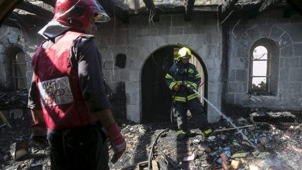 Hasiči likvidují požár katolického kostela na břehu Galilejského jezera v Izraeli