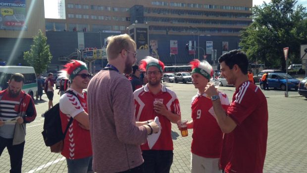 Takřka nezbytnou proprietou dánských fanoušků fotbalového Eura do 21 let je pivo v ruce