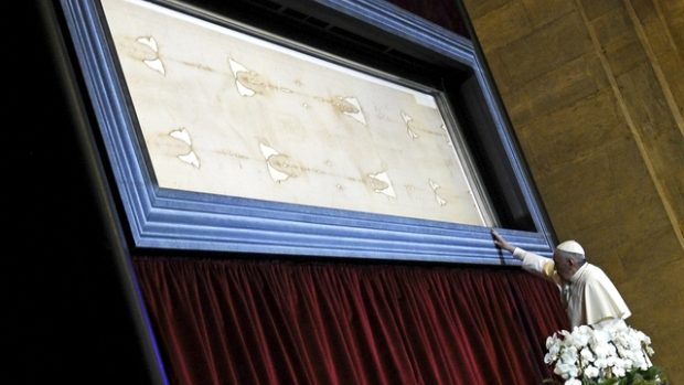 Papež František se dotkl turínského plátna