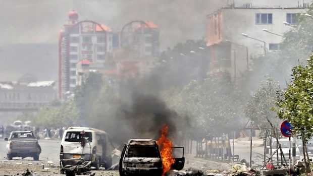 Hořící automobily po výbuchu u parlamentu v Kábulu