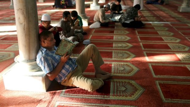 Egypťané čtoucí v době ramadánu Korán v káhirské mešitě