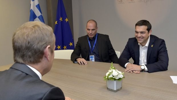 Řecký premiér Alexis Tsipras (vpravo) a ministr financí Janis Varufakis při jednání s předsedou Evropské rady Donaldem Tuskem (zády)