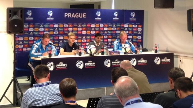 Trenér německé reprezentace do 21 let Horst Hrubesch (úplně vpravo) na tiskové konferenci před zápasem s Českem
