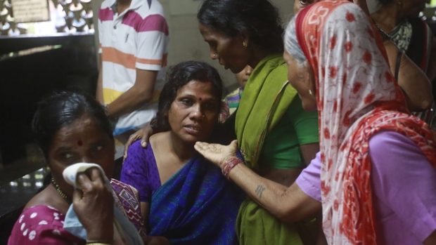 Lidé v indické Bombaji truchlí za příbuzné, kteří zemřeli po vypití pančovaného alkoholu