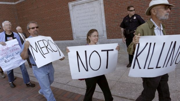 Lidé před bostonským soudem protestují proti trestu smrti pro Džochara Carnajeva