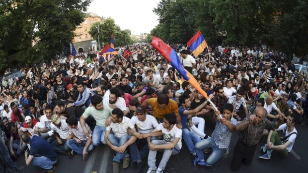 Tisíce lidí protestovaly v Arménii proti zdražení elektřiny