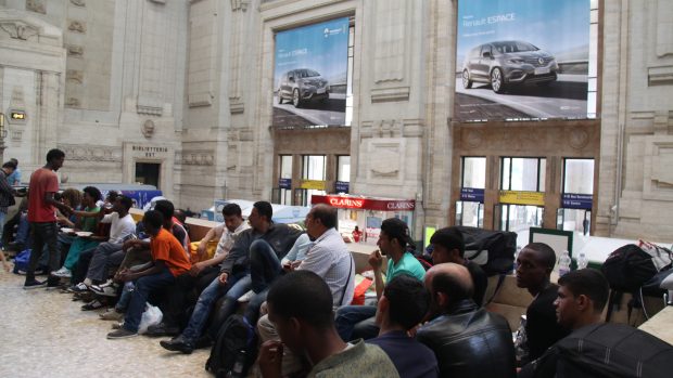 Uprchlíci na nádraží v italském Miláně