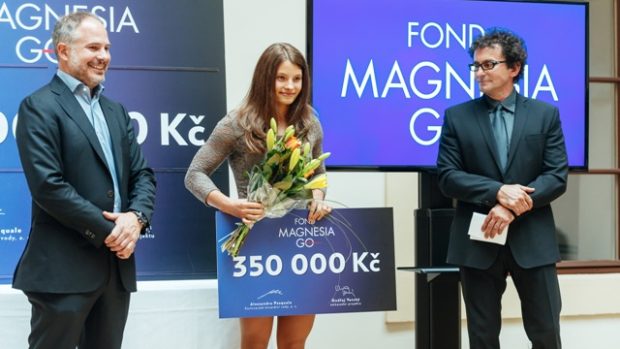 Vítězka Bára Mišendová mezi Alessandrem Pasqualem generálním ředitelem KMV a Ondřejem Vetchým ambasadorem Fondu Magnesia GO