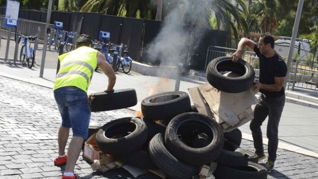 Francouzští taxikáři při protestech proti službě Uber zapalovali pneumatiky