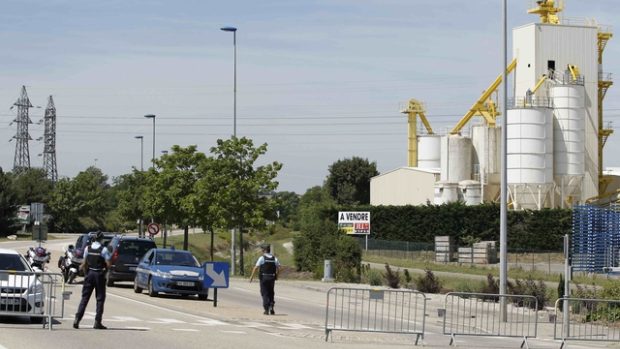 Policisté v obci Saint-Quentin-Fallavier, kde dva muži zaútočili na tamní továrnu