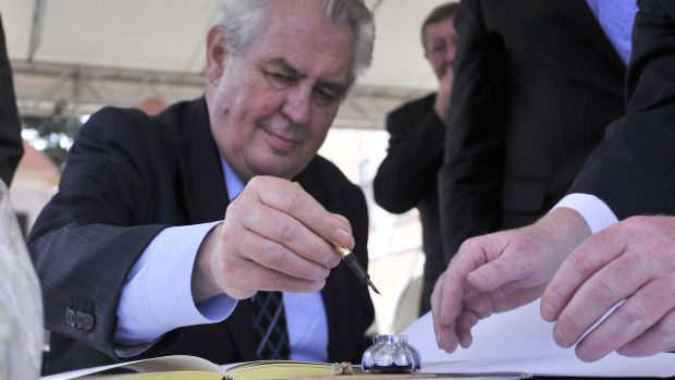 Prezident Miloš Zeman se podepisuje do pamětní knihy Telče zlatým perem, kterým se podepisovali prezidenti Masaryk, Beneš, Havel a Klaus