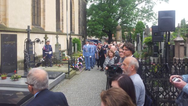 Desítky pamětníků, politiků a členů Konfederace politických vězňů v Praze uctily památku Milady Horákové