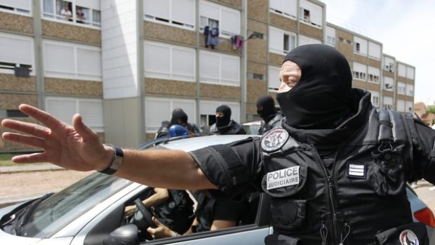 Francouzská policie zatím nepotvrdila, že by měl útočník společníka