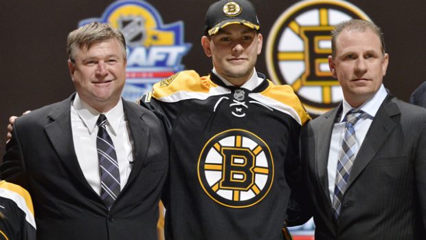 Obránce Jakub Zbořil s představiteli hokejového týmu Boston Bruins