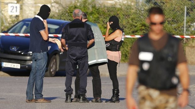 Francouzští kriminalisté zjišťují, co mohlo být motivem k atentátu