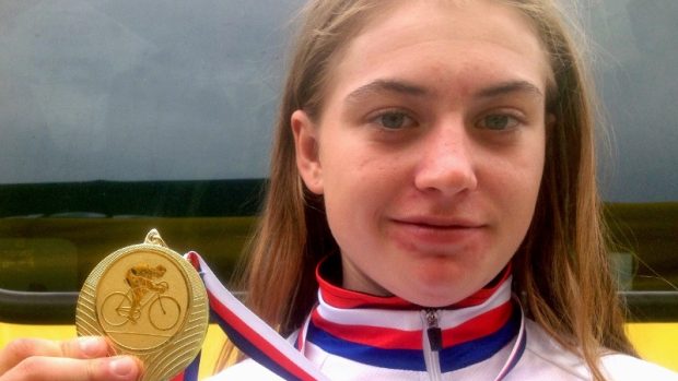 Cyklistka Nikola Nosková se zlatou medailí pro juniorskou mistryni republiky