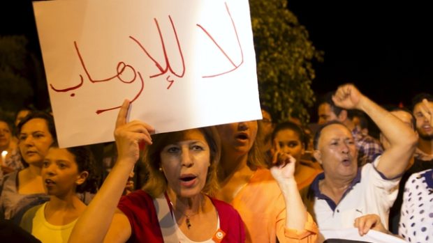 Obyvatelé Tunisu v noci protestovali proti teroru
