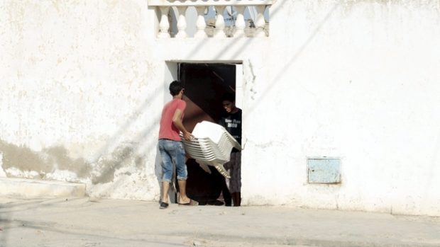 Muži vynášejí židle před dům Sajfuddína Rizgího, který v tuniské Súse zastřelil 39 turistů