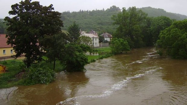 Záplavy, velká voda, povodeň, rozvodněná řeka, zvýšená hladina řeky