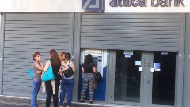 Řekové hromadně vybírají peníze z bankomatů