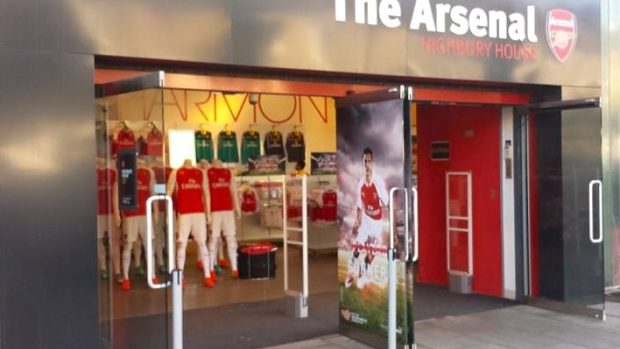 Prodavači ve fanshopech Arsenalu mají z přestupu Petra Čecha také radost