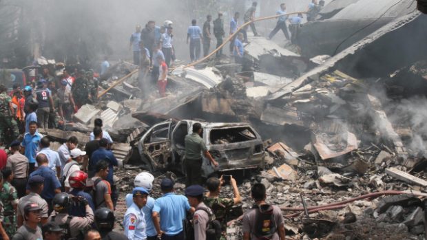 V Indonésii se zřítilo vojenské letadlo typu Hercules na město Medam na severu Sumatry