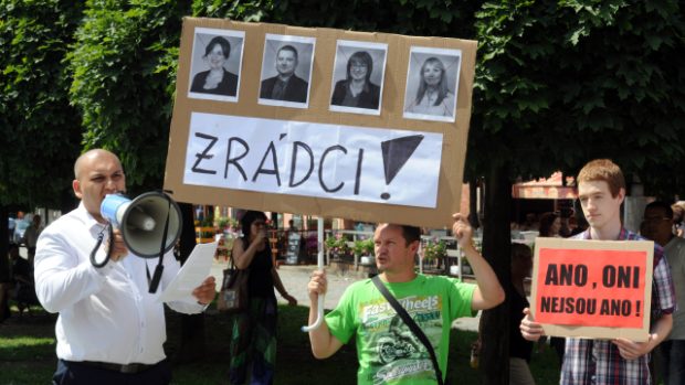 Demonstrace před budovou magistrátu v Ústí nad Labem proti novému vedení města. Na snímku vlevo bývalý náměstek primátora Martin Mata