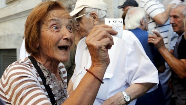Řečtí důchodci se přetahovali o pořadové lístky