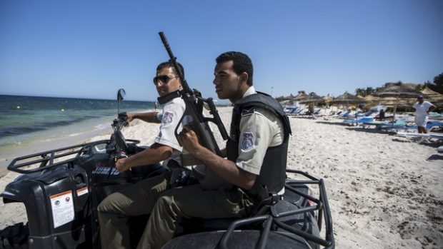 Tuniská vláda posílila ochranu hotelů a dalších objektů po atentátu v letovisku Súse, kde ozbrojenec na pláži zastřelil 39 turistů