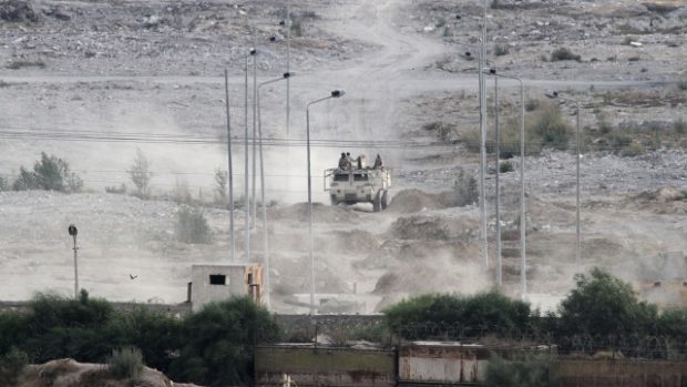 Egyptští vojáci pročesávají oblast na Sinaji, kde ve středu zaútočili na vojenská stanoviště desítky džihádistů