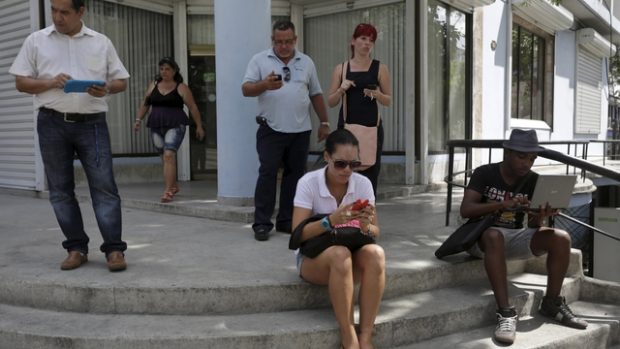 Kubánské úřady spustily první veřejné wifi na jedné z hlavních tříd v Havaně, desítky Kubánců seděly na schodištích před budovami a brouzdaly po internetu